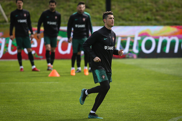 Ảnh bài viết Ronaldo khoe giày, đồng đội Bồ Đào Nha 'lác mắt'