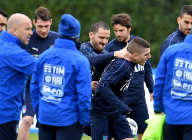 Ảnh bài viết Bonucci đè đầu, bóp cổ đồng đội trên sân tập của tuyển Italia