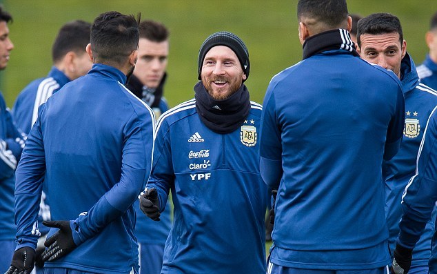 Ảnh bài viết Đến Manchester, Messi cười rạng rỡ