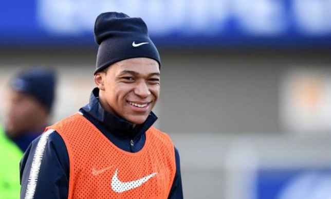 Ảnh bài viết Khát khao World Cup, Mbappe cho đồng đội 'hít khói' trên sân tập