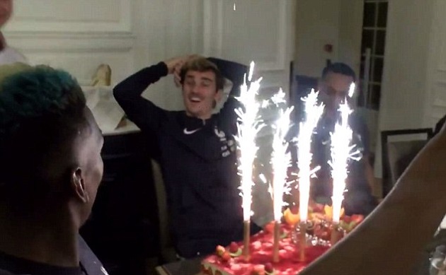 Ảnh bài viết Antoine Griezmann cười không ngớt khi được đồng đội tặng bánh sinh nhật