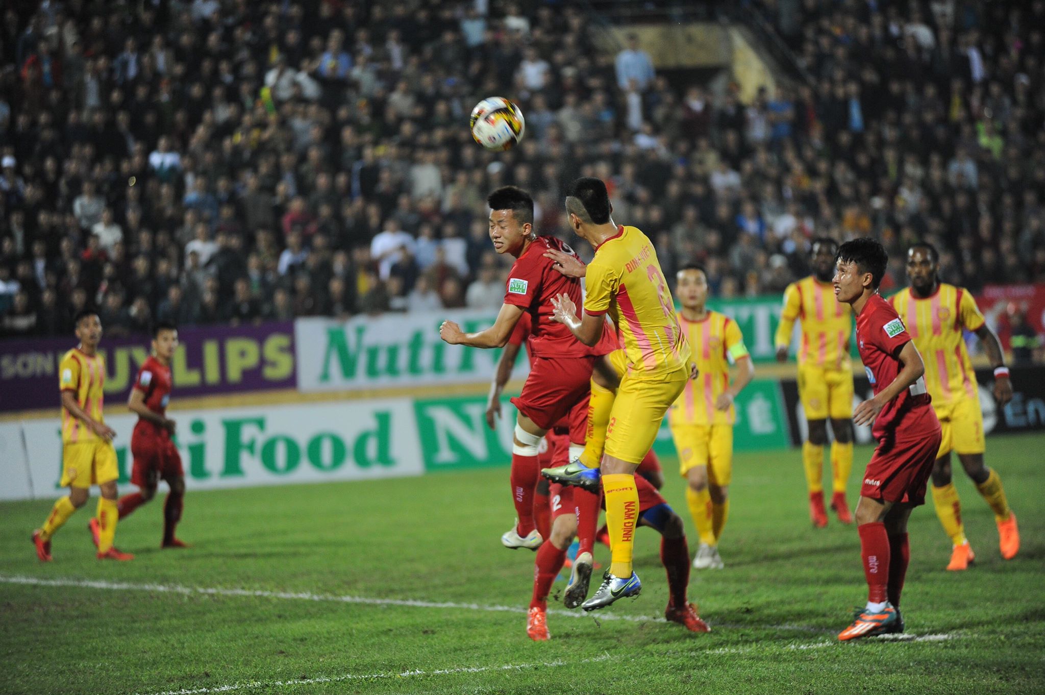 Stevens lập siêu phẩm, Hải Phòng giành 3 điểm đầu tiên tại V-League 2018