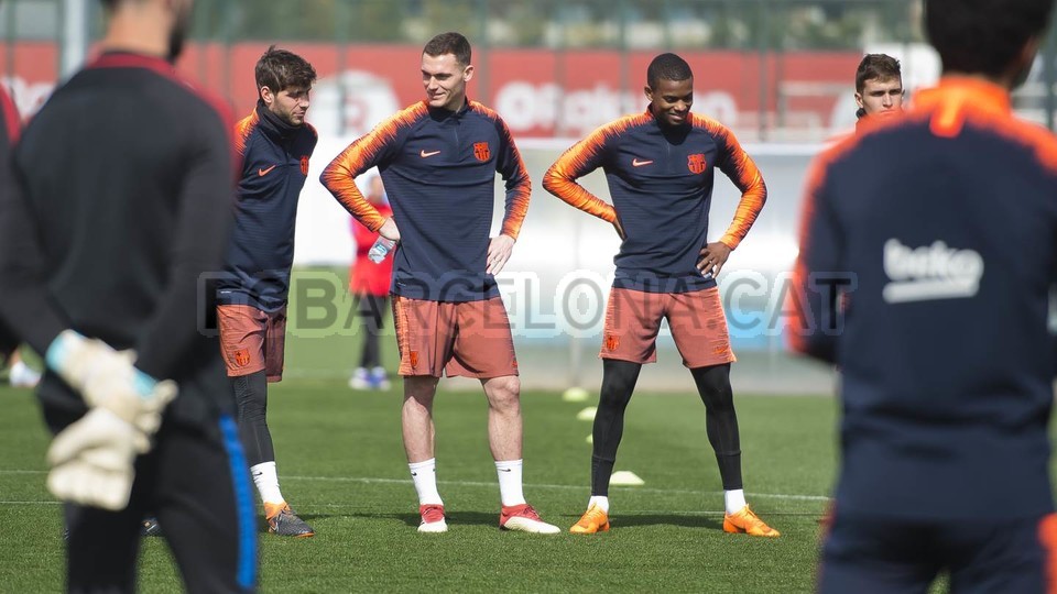 Ảnh bài viết Trụ cột vắng bóng, sân tập Barcelona vẫn rộn ràng