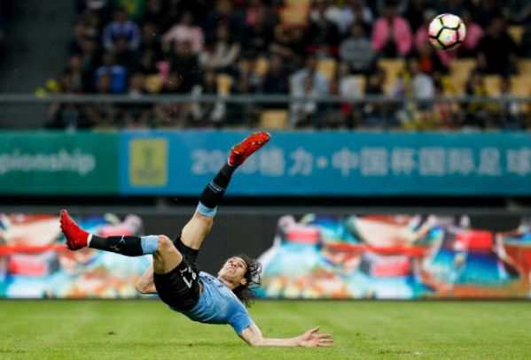 Siêu phẩm 'ngã bàn đèn', Cavani hẹn Bale tại chung kết