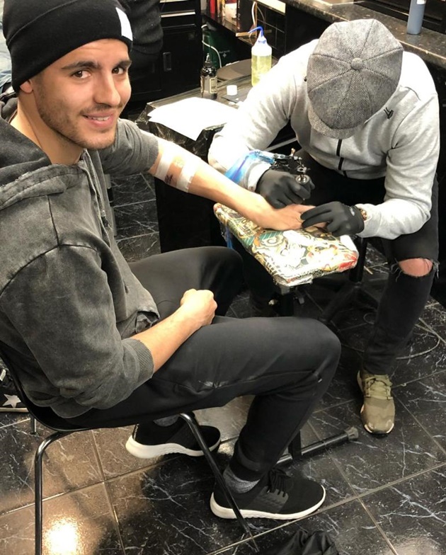 Không lên tuyển, Alvaro Morata đi xăm mình "giải hạn"