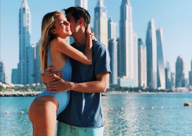 Vợ mang song thai, Morata tới Dubai ăn mừng