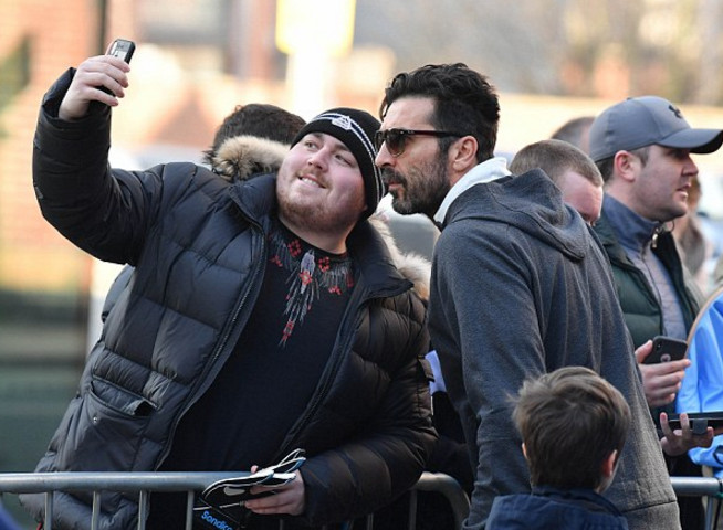 Vừa rời khách sạn, Buffon đã bị fan 'bắt cóc'