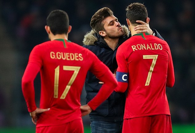 Fan cuồng vào sân 'âu yếm' Cristiano Ronaldo