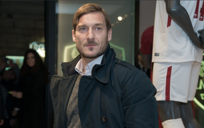 Totti tái ngộ dàn sao Roma trong ngày khai trương cửa hàng mới của Bầy Sói