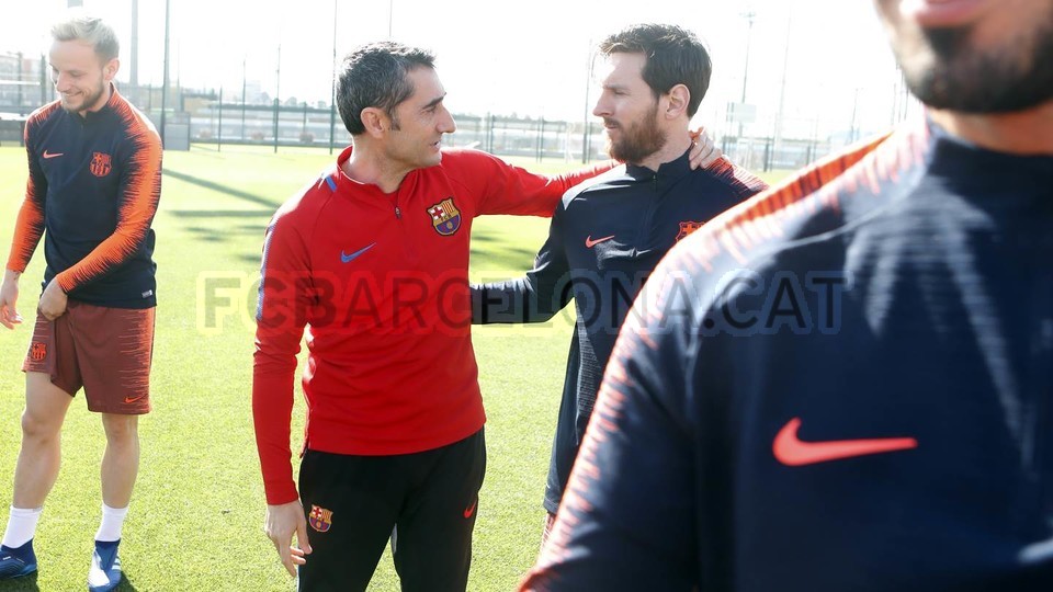 Ảnh bài viết Dù chấn thương, Messi vẫn ra sân tập cùng Barcelona