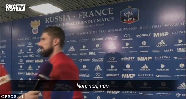 Giroud tức điên khi phóng viên bỏ mình chạy theo Mbappe