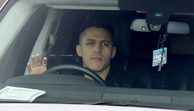 Ảnh bài viết Shaw & Sanchez buồn rũ rượi khi trở lại Man Utd