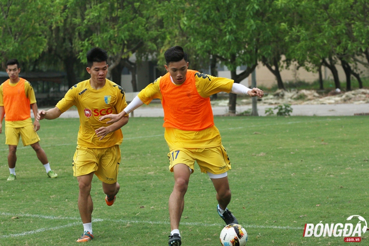 Ảnh bài viết Văn Hậu tập luyện bình thường, Văn Quyết sẵn sàng tái xuất