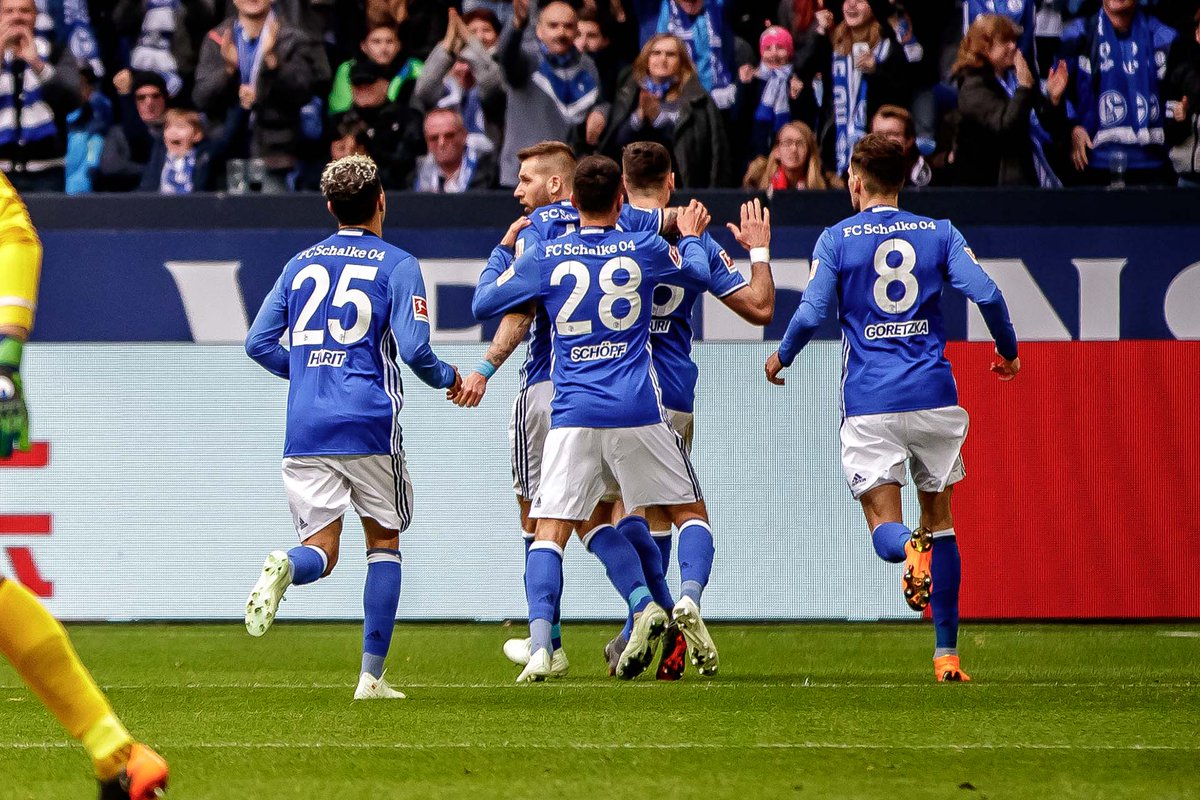 Schalke lại thắng, Bayern chưa thể làm 'Vua'