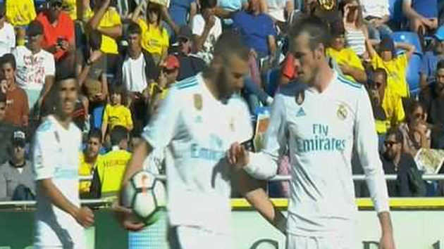 Vắng Ronaldo, Benzema “dằn mặt” Bale trên chấm penalty
