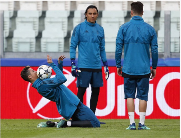 Ảnh bài viết Luyện hàng loạt tuyệt kĩ, Ronaldo quyết gieo sầu cho Bufffon