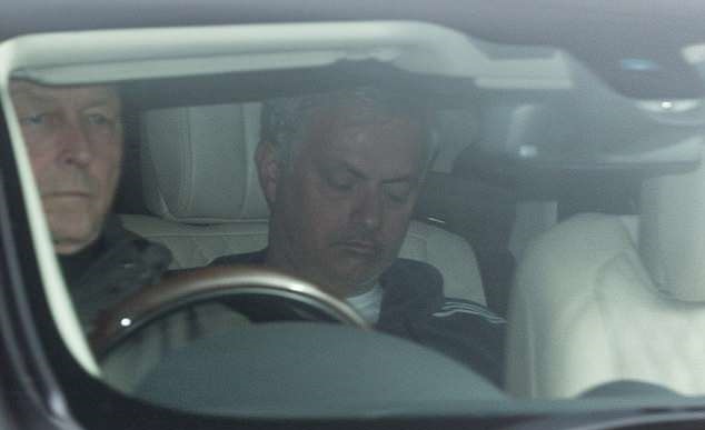 Ảnh bài viết Vắt óc hạ Man City, Mourinho ngủ gà ngủ gật đến sân tập Man Utd