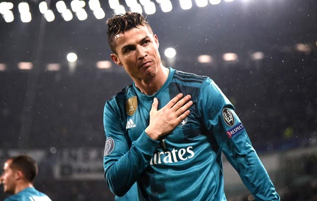 CR7 tỏa sáng: Thế giới cúi đầu trước anh, anh cúi đầu trước CĐV Juventus