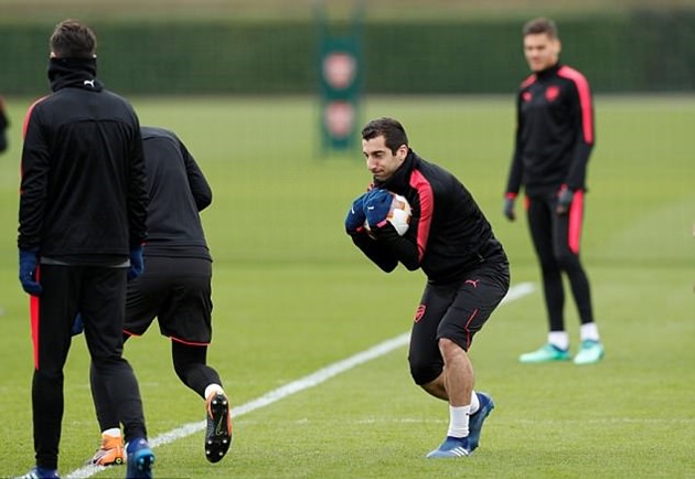 Ảnh bài viết Trước đại chiến CSKA Moscow, Arsene Wenger cho Mkhitaryan tập làm thủ môn