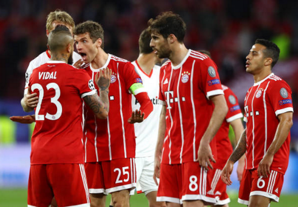 Ảnh bài viết Vidal 'thèm' thẻ đỏ, Muller lớn tiếng dạy bảo