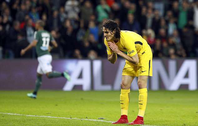 Cavani bỏ lỡ không tưởng, PSG hòa nhọc nhờ bàn phản lưới nhà của Debuchy