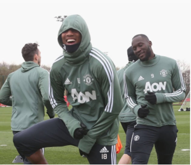 Ảnh bài viết Nhận tin vui trước derby, sân tập Man Utd rộn tiếng cười