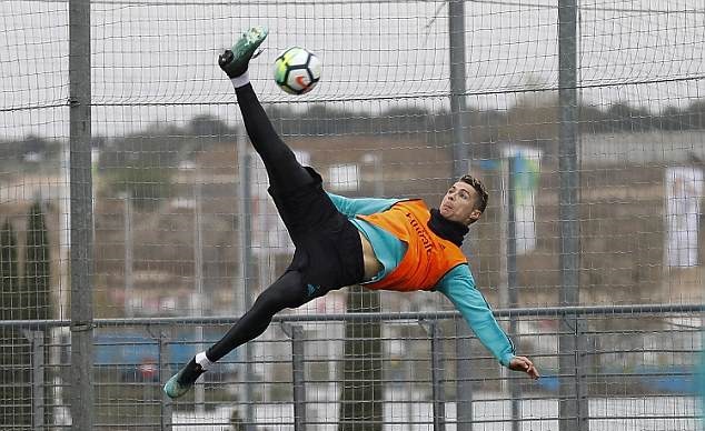 Ảnh bài viết Ronaldo tái hiện cú đá thần sầu trên sân tập Real Madrid