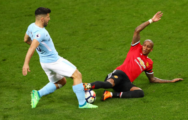 5 điểm nhấn Man City 2-3 Man United: Trọng tài 'cứu' Young; Kịch bản tồi tệ