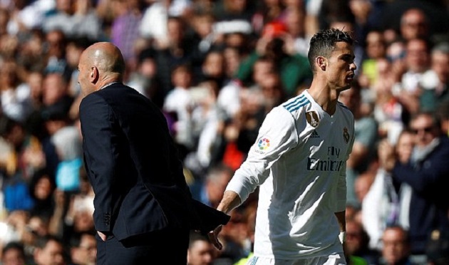 Ảnh bài viết Ronaldo "làm mặt lạnh" với Zidane khi bị thay ra sớm