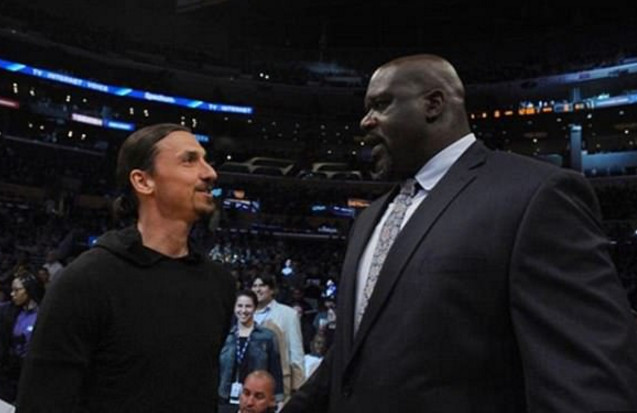 Ibra trông cực kỳ nhỏ bé khi đứng bên cạnh huyền thoại làng NBA