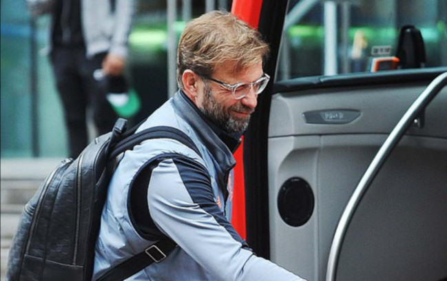 Klopp tươi như hoa khi vừa đặt chân tới Manchester