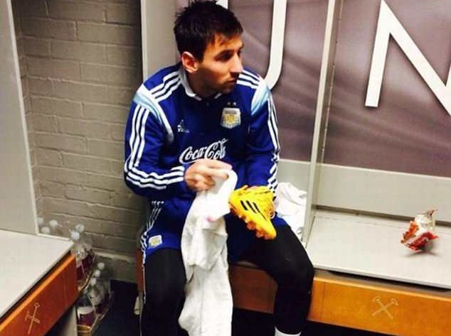 Man Utd lấy ảnh Messi tự lau giày để giáo dục cầu thủ