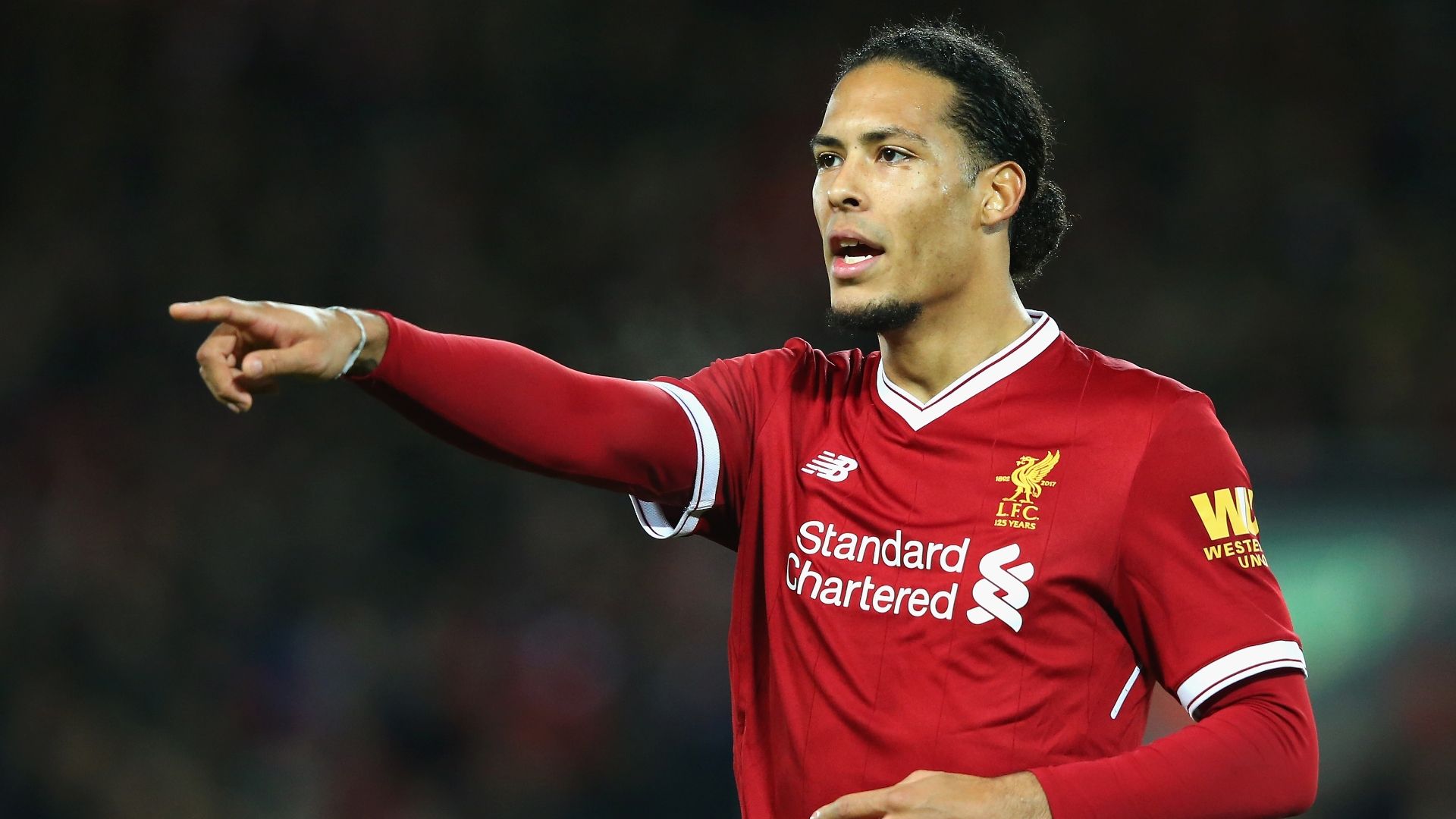 Van Dijk 'nắn gân' đồng đội trước đại chiến với Man City
