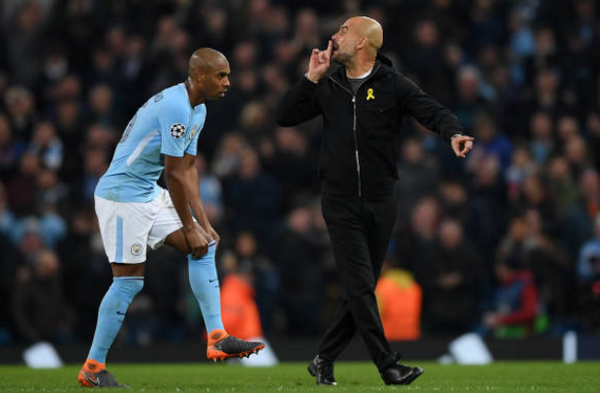 Ảnh bài viết 'Hổ báo' với trọng tài, Pep ôm đầu bất lực trên khán đài