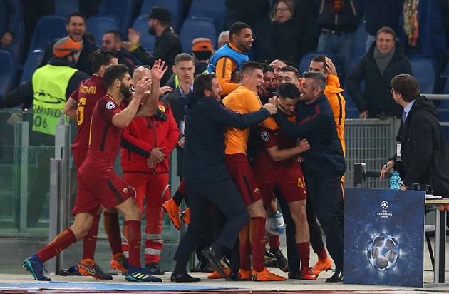 Ngược dòng không tưởng bằng ba bàn, Roma đưa Barca đến với địa ngục