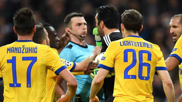 Buffon: Trọng tài có thùng rác, không có trái tim