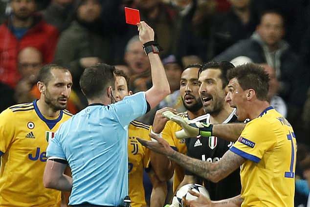 Cựu trọng tài Graham Poll: 'Thổi penalty cho Real là chính xác'