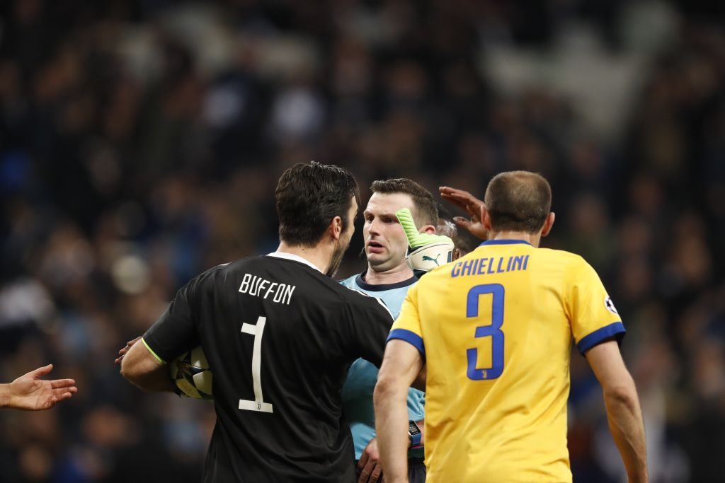 Quan điểm: Michael Oliver là trọng tài xuất sắc, dũng cảm và nên dự World Cup