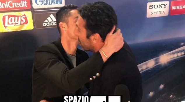 Ảnh bài viết Ronaldo ôm ấp, an ủi Buffon sau thẻ đỏ