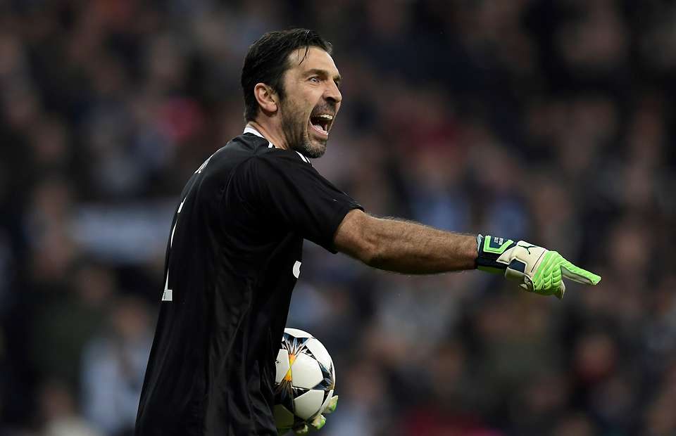 Sau thất bại cay đắng, Michael Owen an ủi Buffon