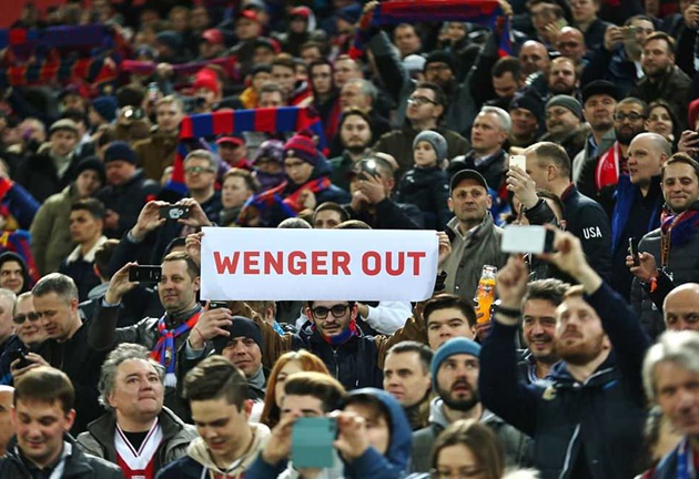 CĐV đòi "tống cổ" Wenger sau màn trình diễn thảm họa trước CSKA Moscow