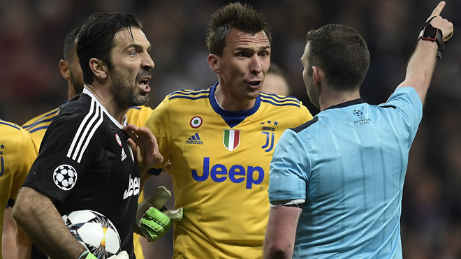 Costa đánh lén trọng tài, Buffon phải nhận thẻ đỏ oan?