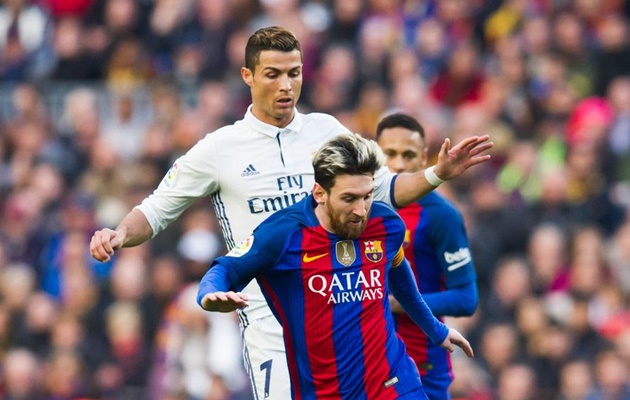 Ronaldo xuất chúng, Messi lo ngay ngáy mất QBV
