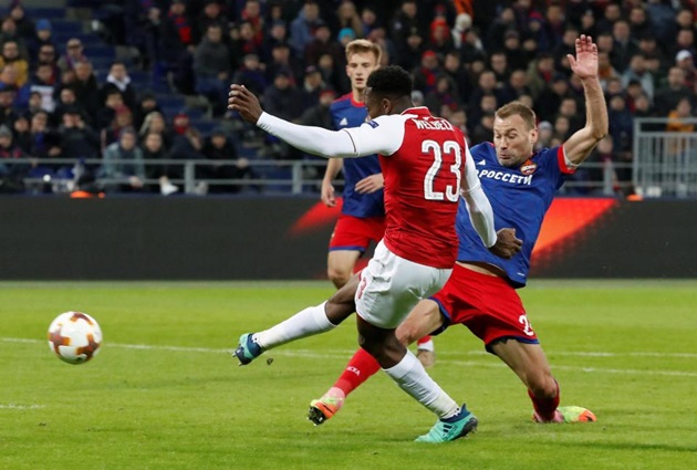 Phòng thủ như mơ ngủ, Arsenal suýt bị loại trên đất Nga