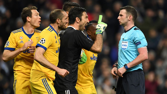 ‘Cố đấm ăn xôi’, Buffon bị Oliver Kahn dạy cho bài học