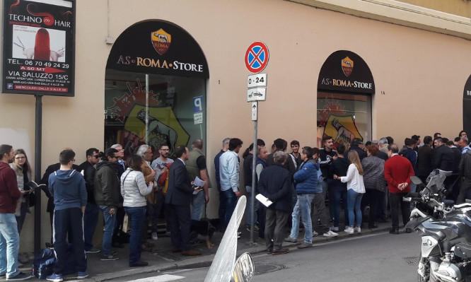Fan Roma bắt đầu xếp hàng mua vé để tái ngộ Salah