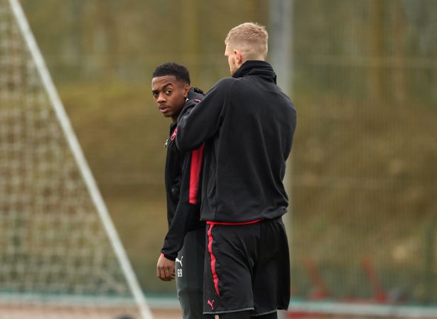 Đấu Newcastle, Arsenal trình làng tiền vệ trẻ