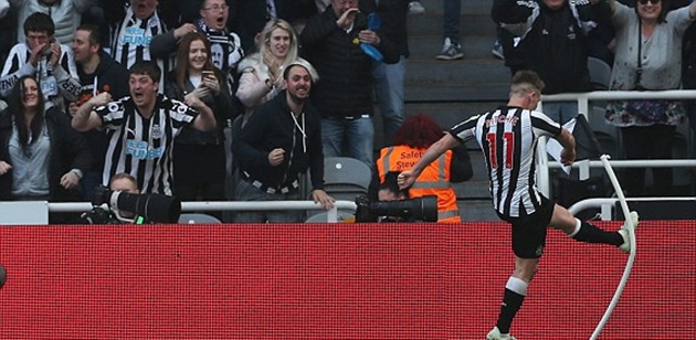 Hạ Arsenal, sao Newcastle hăng máu đá văng cột cờ