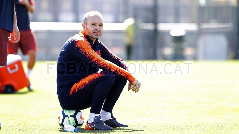 Ảnh bài viết Đếm ngày rời Barca, Iniesta trầm tư trên sân tập