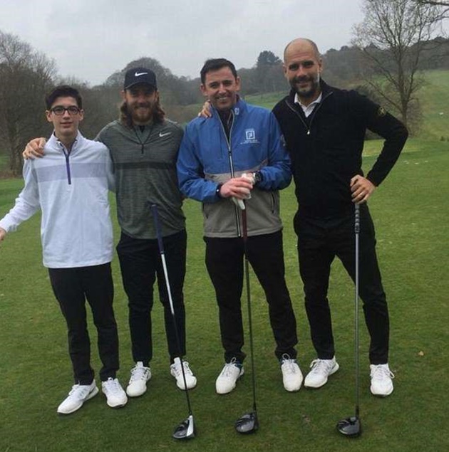 Ảnh bài viết Man City vô địch, cầu thủ ăn mừng "điên cuồng", còn Pep đi... đánh golf